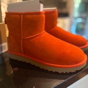 NWT and box. Ugh classic mini II. Size 7 orange color code is LFL